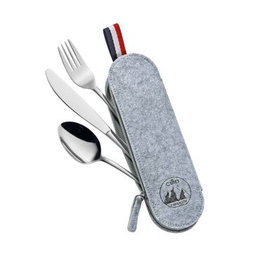 Besteckset aus Löffel, Gabel und Messer in einer grauen Filztasche mit Reißverschluss, roter, weißer und blauer Schlaufe. Tasche mit Logo „cilio outdoor".