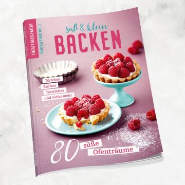 Cover eines Backmagazins mit dem Titel "süß & klein BACKEN". Gezeigt werden zwei Himbeertörtchen auf einer blauen Schale. Text: "80 süße Ofenträume", "Törtchen", "Kuchen", "Tartelettes und vieles mehr".