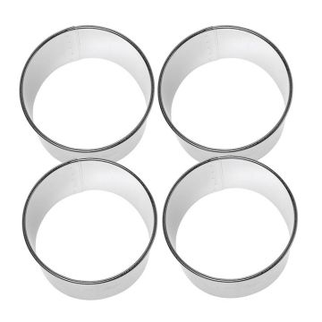 Vier runde, silberne Metallringe zum Backen oder Ausstechen, auf weißem Hintergrund.
