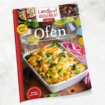 Eine Zeitschrift mit dem Titel „Landlust Hausgemacht Kompakt: Aus dem Ofen“ zeigt eine Auflaufform mit überbackenen Nudeln und Brokkoli. Das Cover ist rot und bewirbt neue Ofenrezepte. Siegel „Gelingt garantiert" ist unten abgebildet.