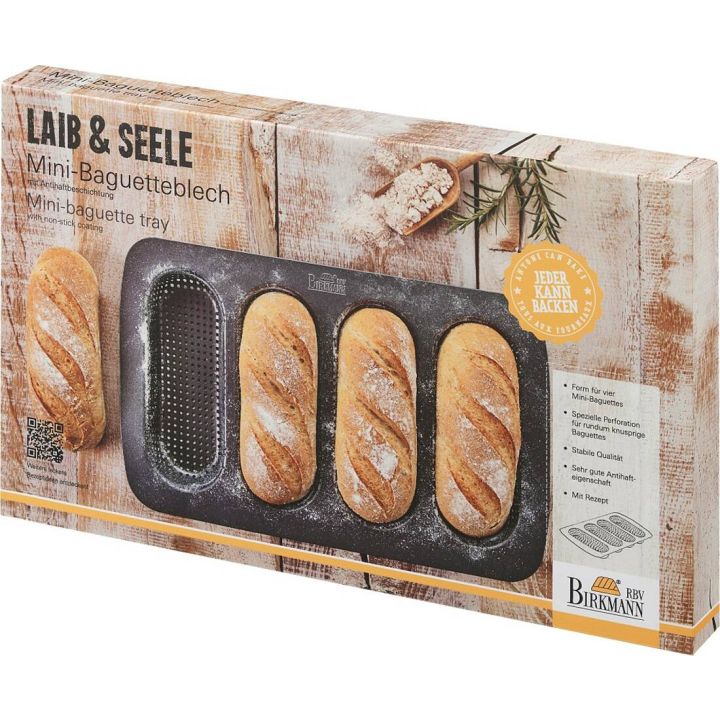 Verpackung eines Mini-Baguetteblechs mit vier geformten Pl&auml;tzen f&uuml;r Baguettes. Auf der Verpackung sind gebackene Baguettes und ein Holzl&ouml;ffel mit Mehl abgebildet. Text beschreibt rutschfeste Beschichtung und hochwertige Qualit&auml;t.