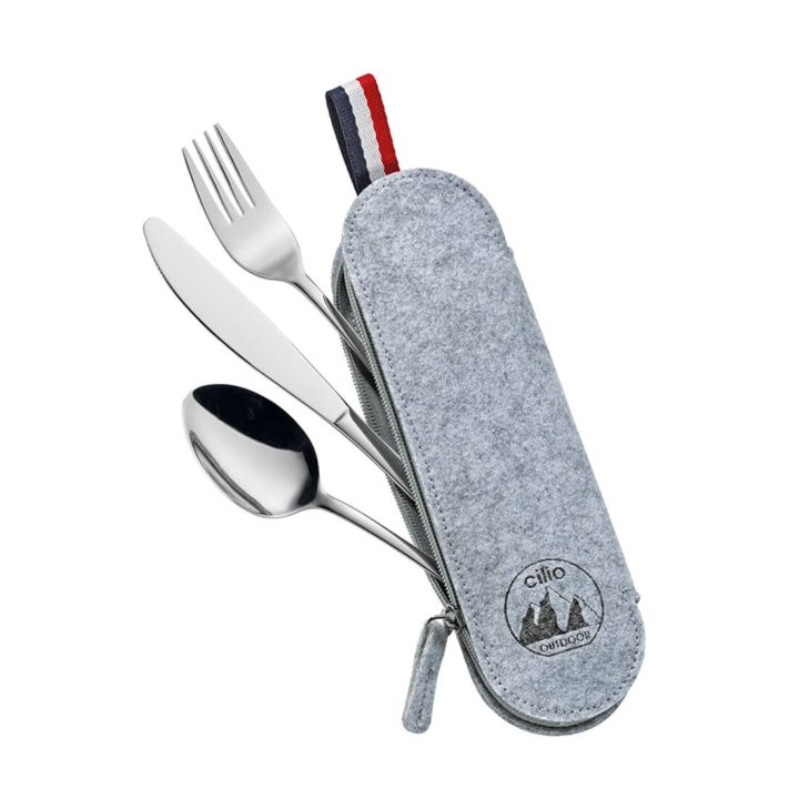 Besteckset aus L&ouml;ffel, Gabel und Messer in einer grauen Filztasche mit Rei&szlig;verschluss, roter, wei&szlig;er und blauer Schlaufe. Tasche mit Logo &bdquo;cilio outdoor".