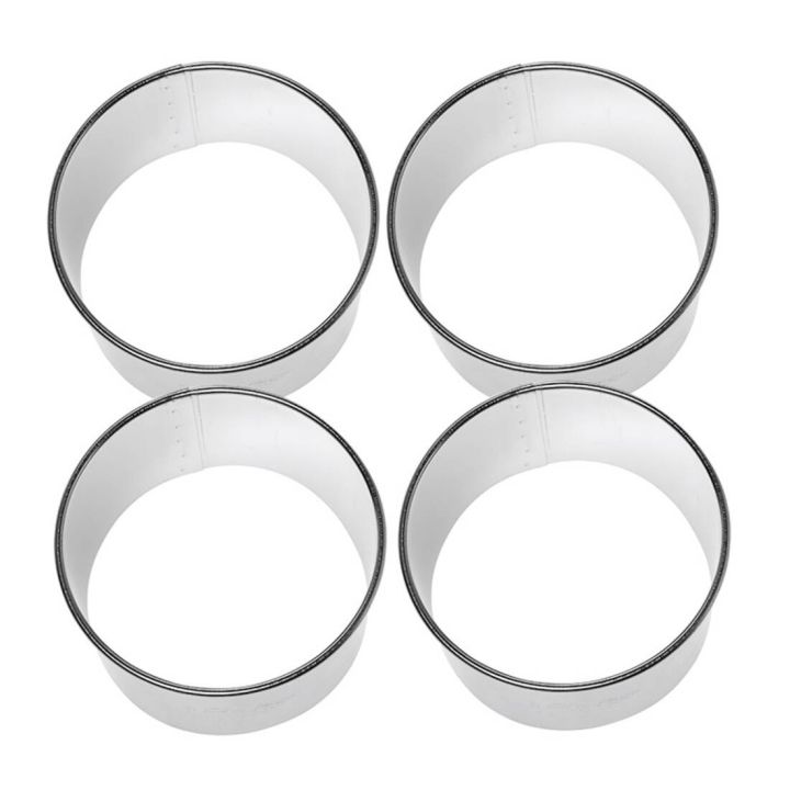 Vier runde, silberne Metallringe zum Backen oder Ausstechen, auf wei&szlig;em Hintergrund.